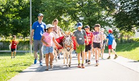 Schorndorfer Drittklässler führen einen Wasseresel durch den Stadtpark